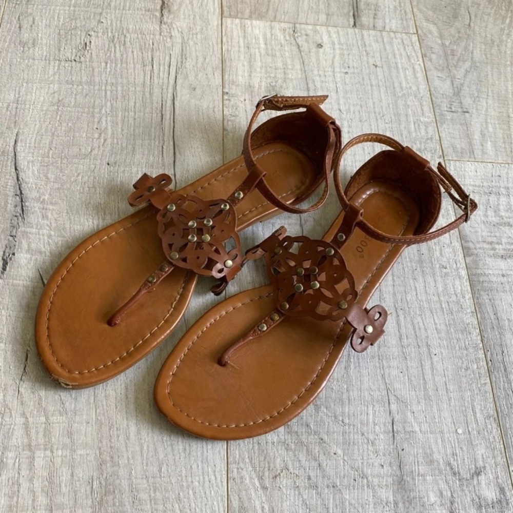 Strappy studded bamboo sandals size 8.5 women’s
